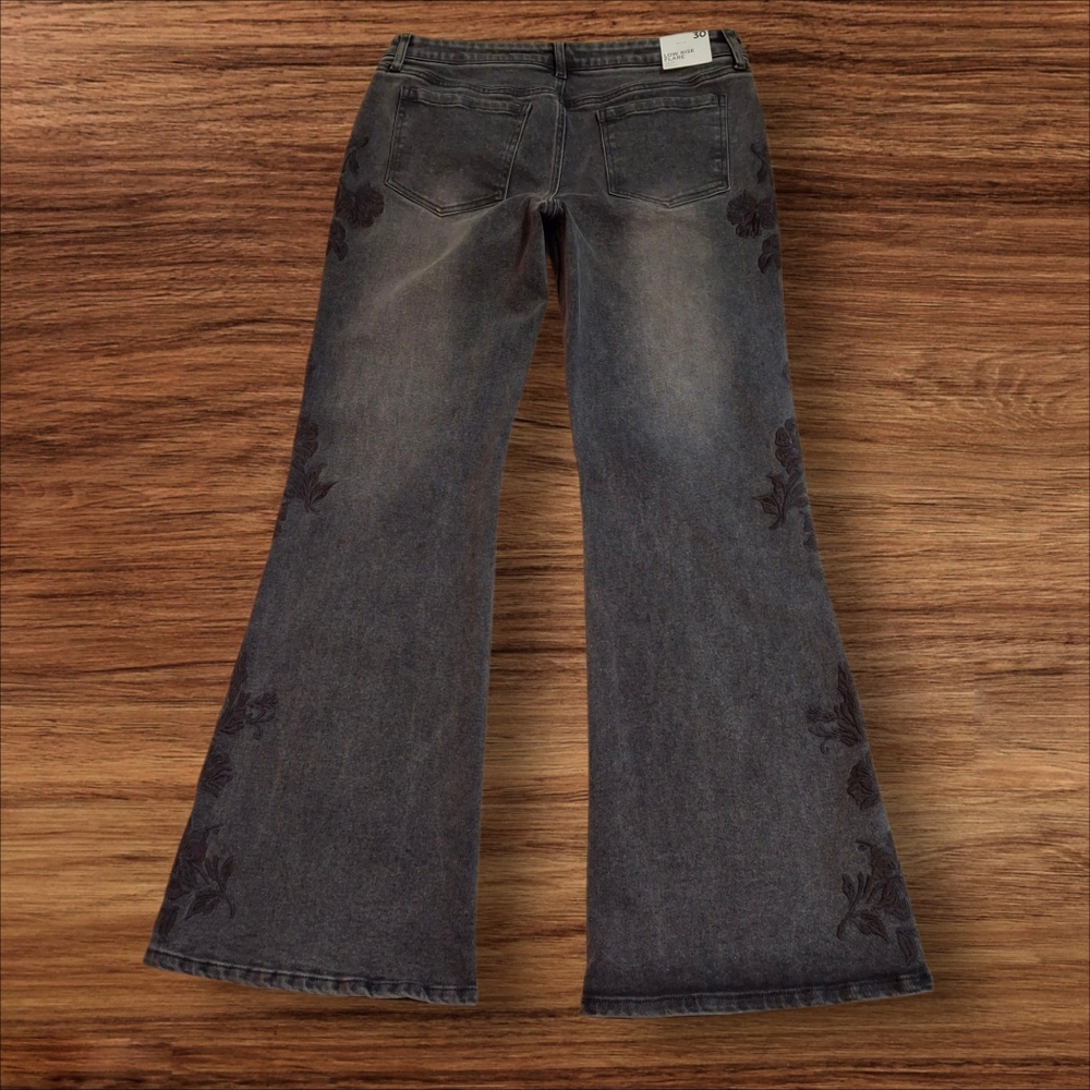 Forever 21 Denim Flare Low Rise Slim Fit Floral Embroidery Jeans Women Size 30 - Picture 9 of 16